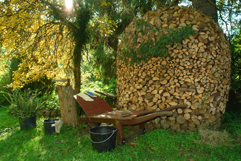 Brennholzstapel: Dekorativ und nützlich