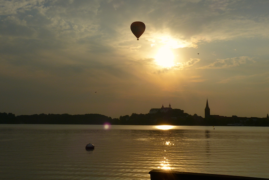 Heißluftballon über Plöner Stadtbucht