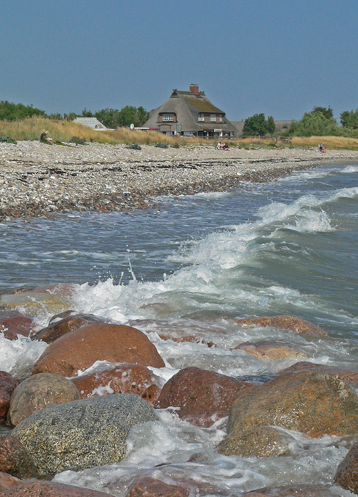 Strandabschnitt mit Reetkate bei Lippe/Ostsee